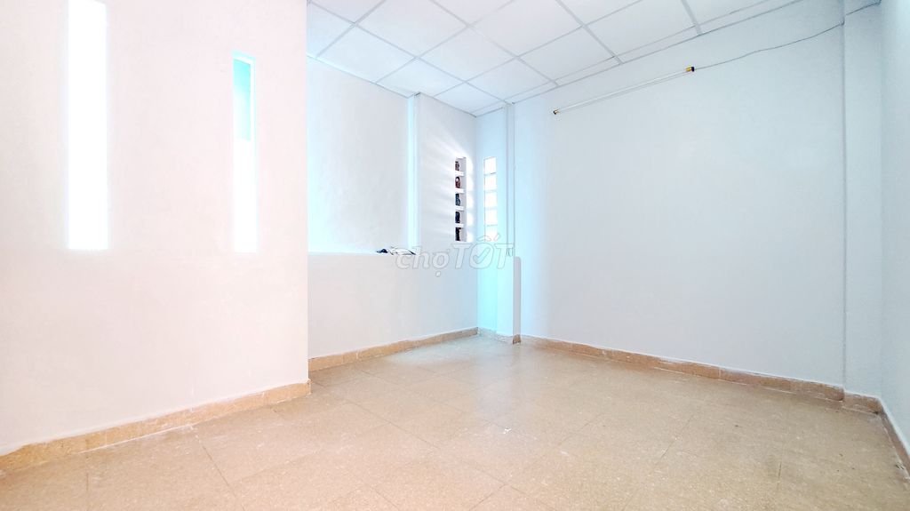 Phòng trống 20m2, ngay sân thượng rất mát, mới sơn sửa (WC dùng chung)