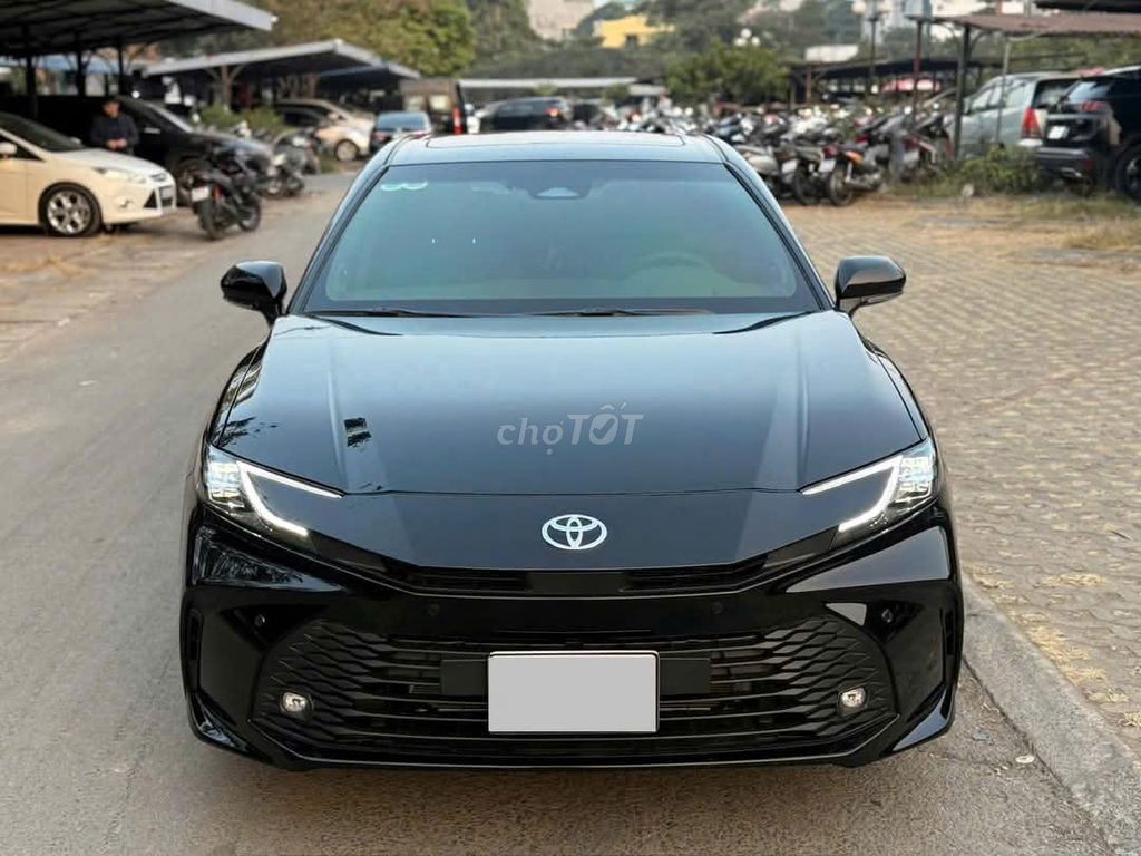 Гибридный белый бензиновый электрический гибрид Toyota Camry 2.5 HYBRID