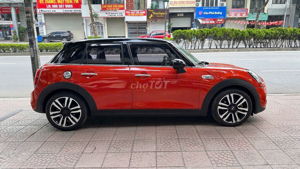 Mini Cooper S 5 дверей 2019 красный 28 000 км
