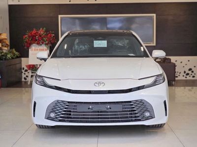 Toyota Camry 2.5 HEV Top 2026 Trắng
