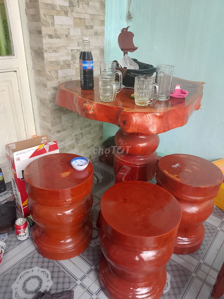 Bộ bàn ghế đôn nguyên khối+  tủ gỗ tốt. Mua bán Tủ, kệ gia đình tại Huyện Tam Nông Đồng Tháp được đăng bởi Giang  hình 1
