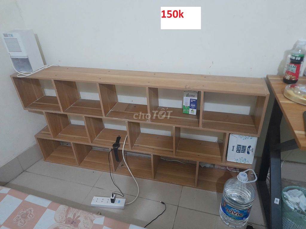 Kệ để đồ gỗ màu nâu nhạt. Mua bán Tủ, kệ gia đình tại Huyện Gia Lâm Hà Nội được đăng bởi Phạm Đức Trung hình 1