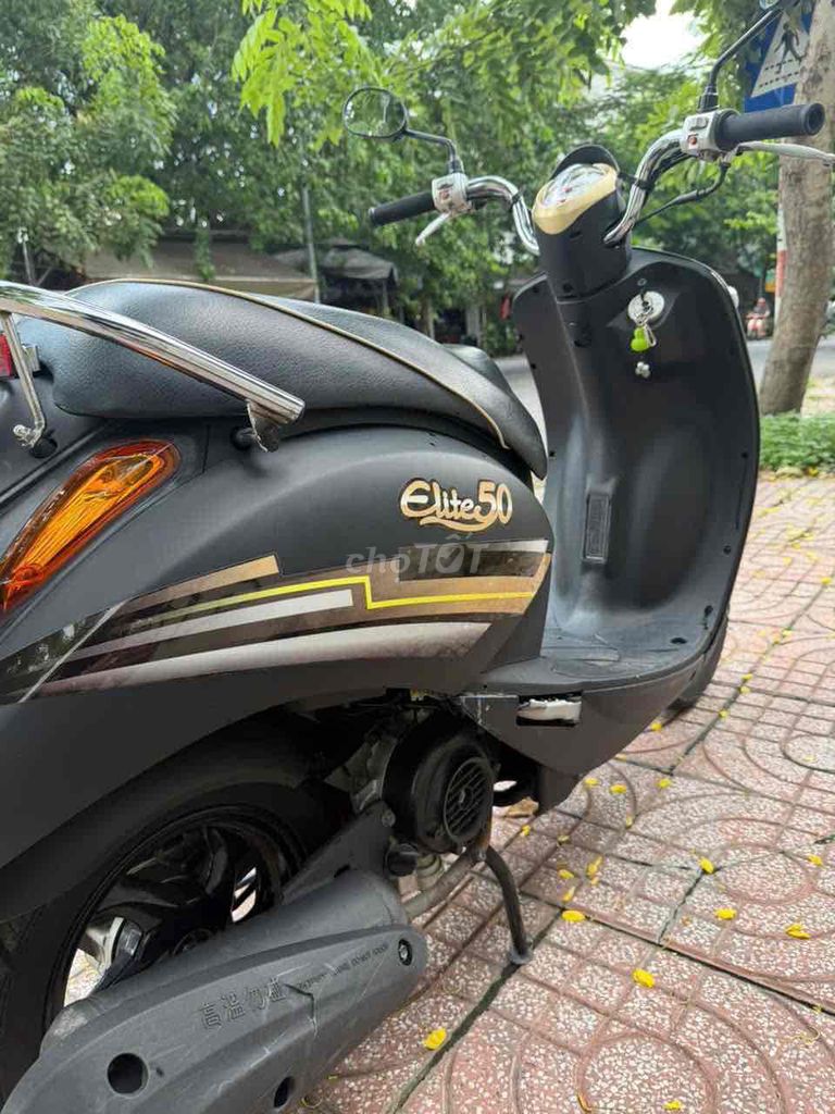 Черный скутер SYM Elite 50