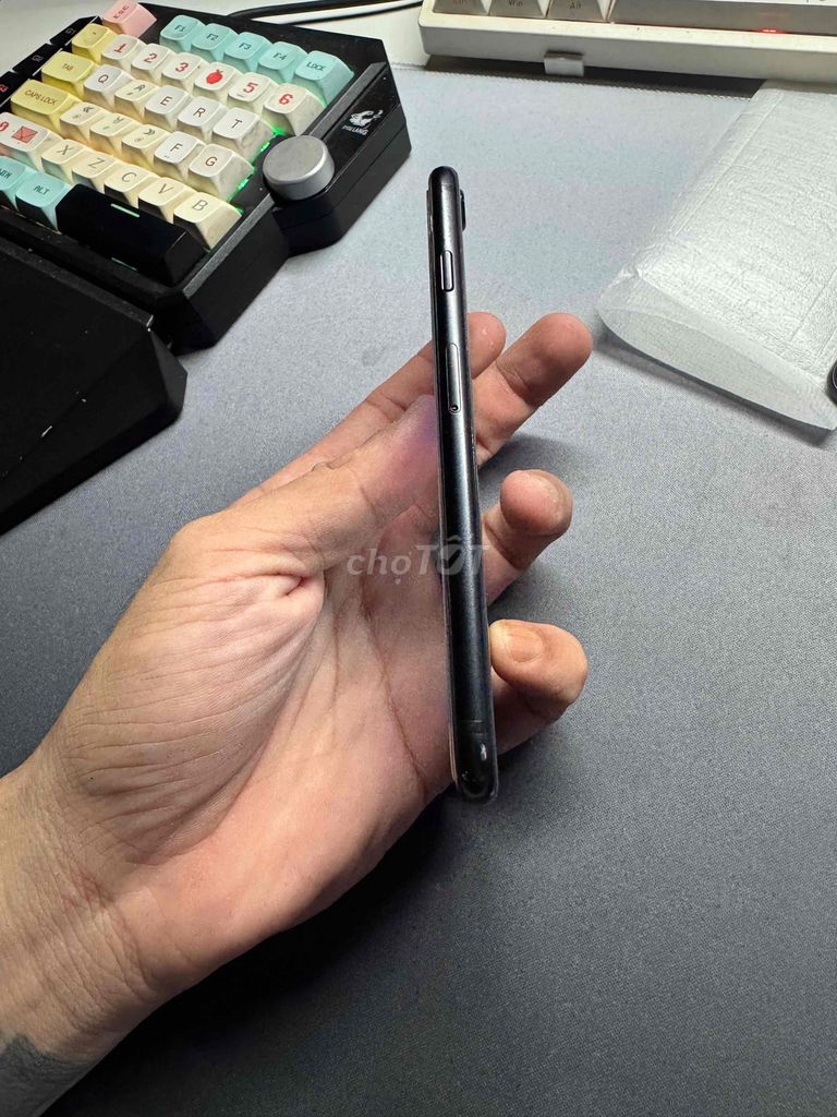 Apple iPhone SE 2020 Đen Zin nguyên bản chất. Mua bán Điện thoại tại Quận 4 Tp Hồ Chí Minh được đăng bởi Trương Tam Phong hình 1