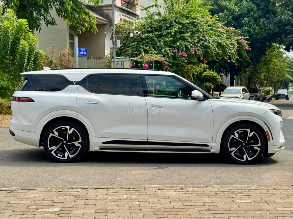 VF9 Plus 2023 - Màu trắng - 2v5km - Thuê pin (SDI). Mua bán Ô tô tại Thành phố Thủ Đức Tp Hồ Chí Minh được đăng bởi OTOCITY hình 2