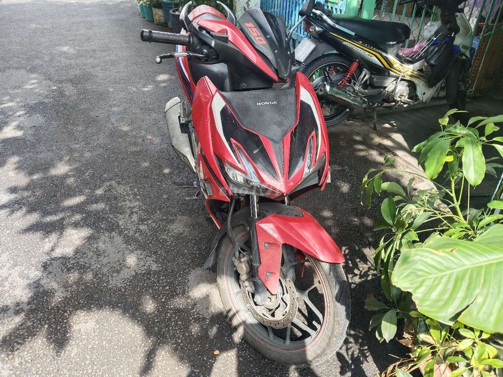 Владелец красного автомобиля Honda Winner X