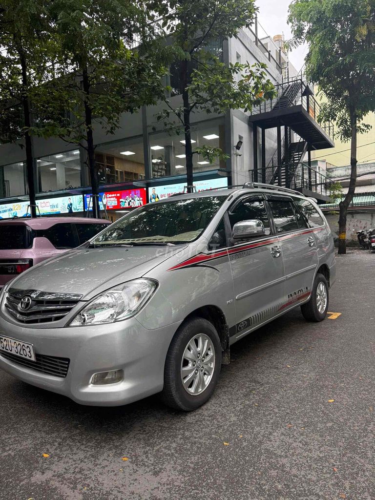 Toyota Innova V автомат, семейный автомобиль