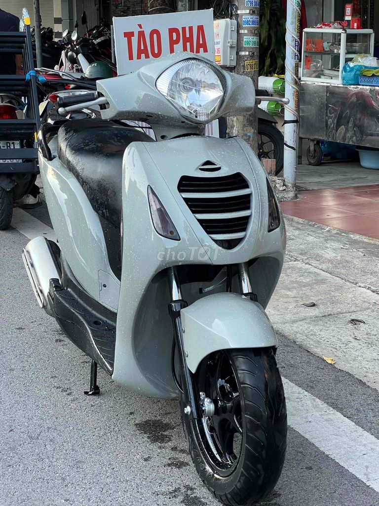 Серый скутер Honda PS