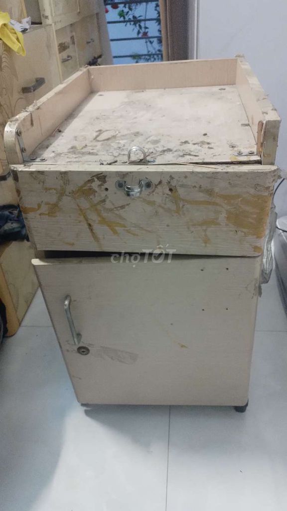 Tủ đầu giường Gỗ Vàng nhạt 60x40cm Cũ hỏng khóa. Mua bán Tủ, kệ gia đình tại Quận Tân Phú Tp Hồ Chí Minh được đăng bởi LTB hình 1