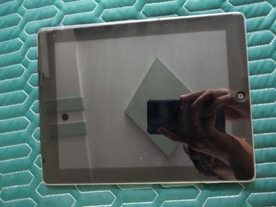 Có con iPad 4 cần bán. Mua bán Máy tính bảng tại Huyện Bình Chánh Tp Hồ Chí Minh được đăng bởi Ngô Huy