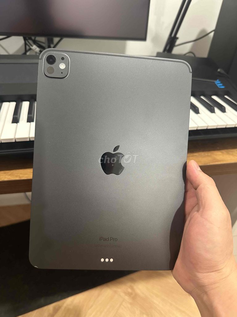 iPad Pro M4 11" - Số lần sạc đếm trên đầu ngón tay