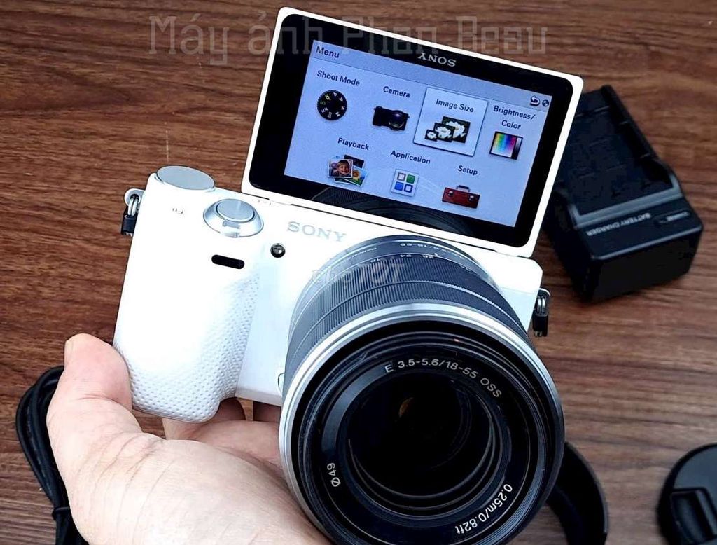 Sony Nex 5R có WIFI, màn lật Selfie