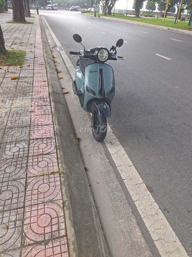 Vespa 50cc 2022 бирюзового цвета
