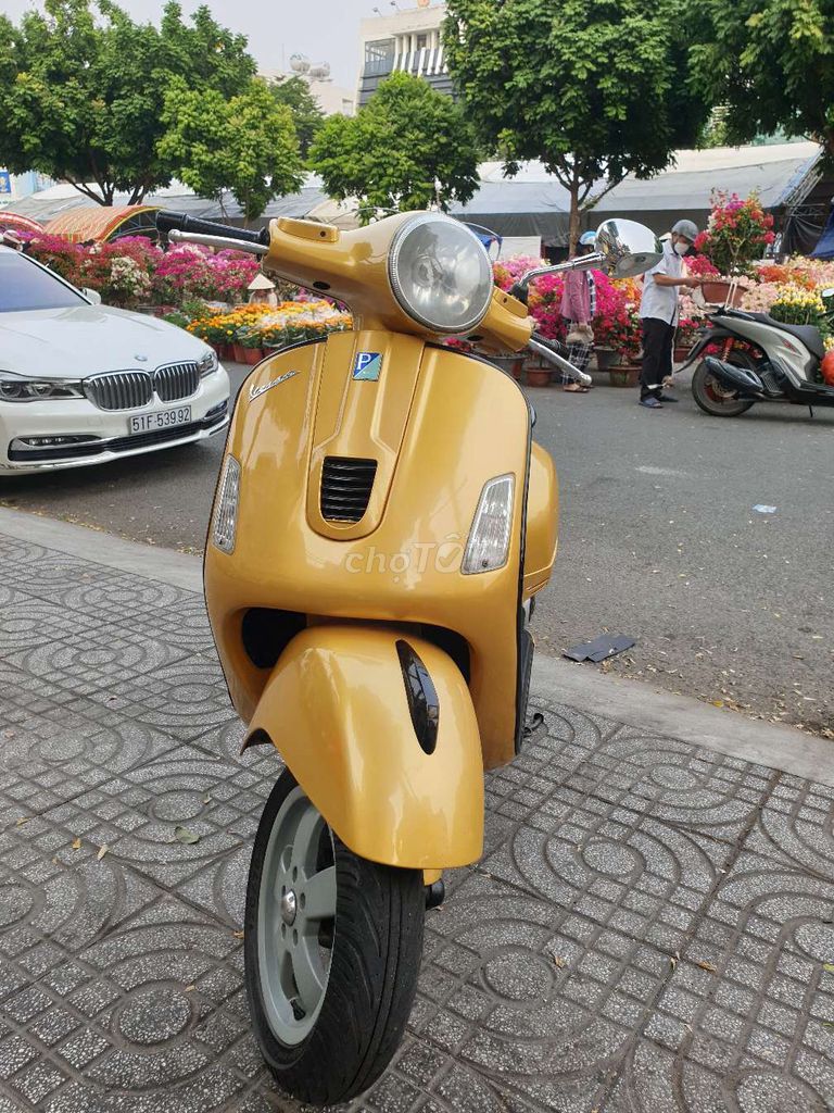 Vespa GTS đẹp xuân