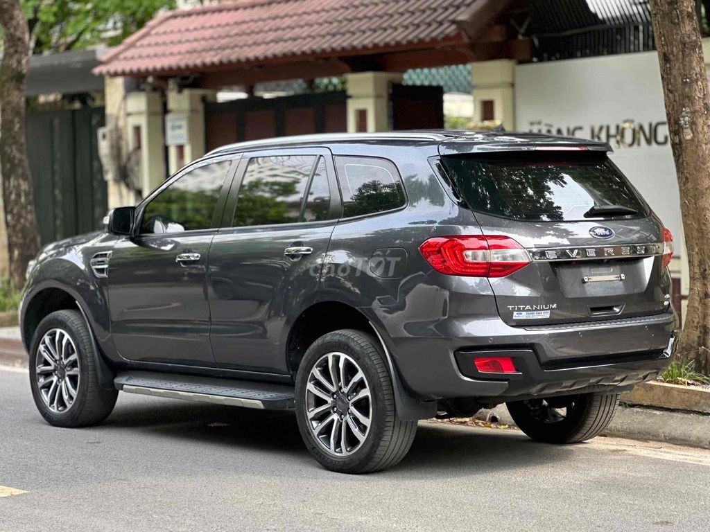 Ford Everest Titanium 4WD серый 7-местный автомат