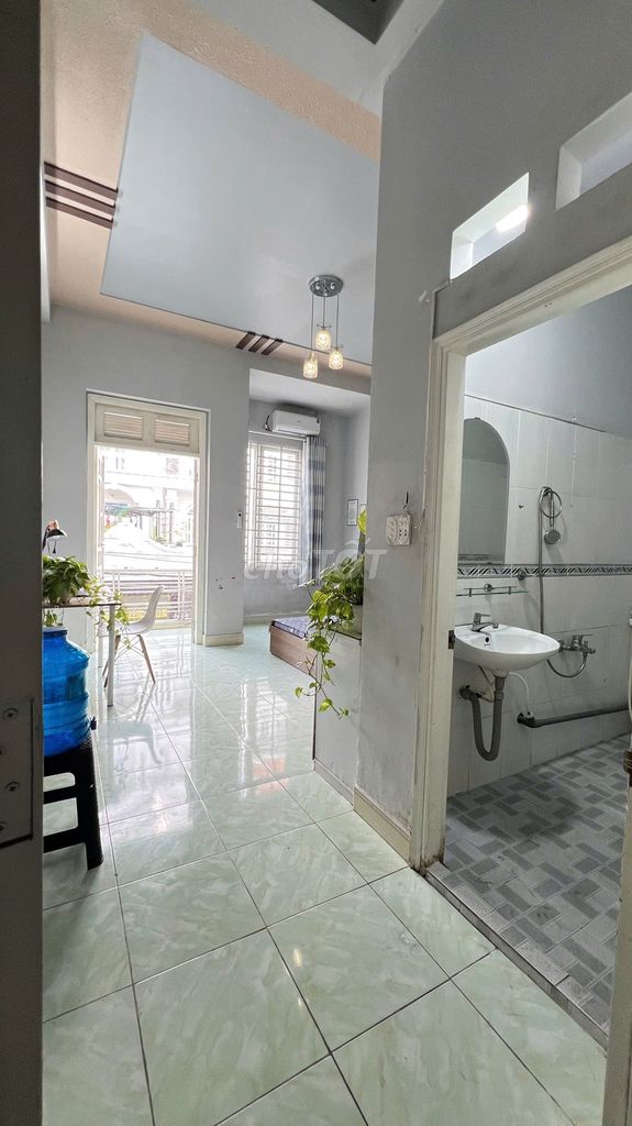 Chính chủ cho thuê phòng ban công lầu 1  thông thoáng đầy đủ nội thất