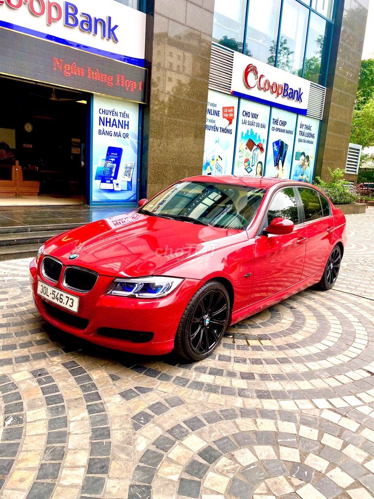 БМВ 320i (E90) 2010 красный