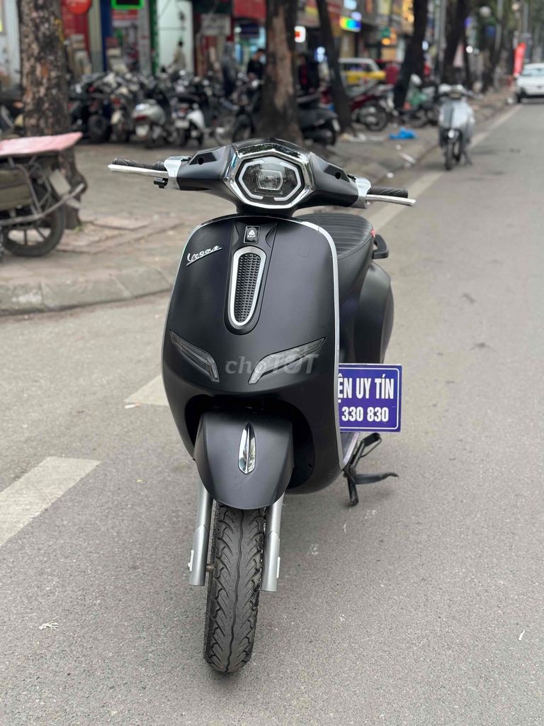 Vespa đen nhám lướt 98%,đủ giấy tờ đk cuối 2024