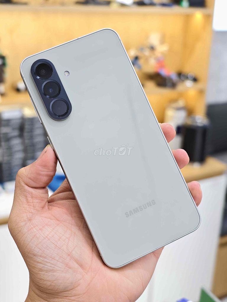 Samsung Galaxy A56 128GB Xám 99% mới. Mua bán Điện thoại tại Quận 10 Tp Hồ Chí Minh được đăng bởi Khánh Trần hình 1