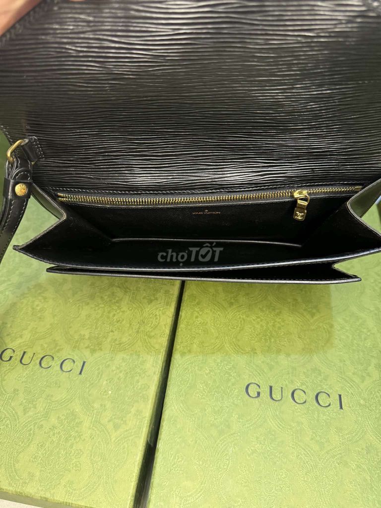 Clutch louis vuitton epi authentic 100%.