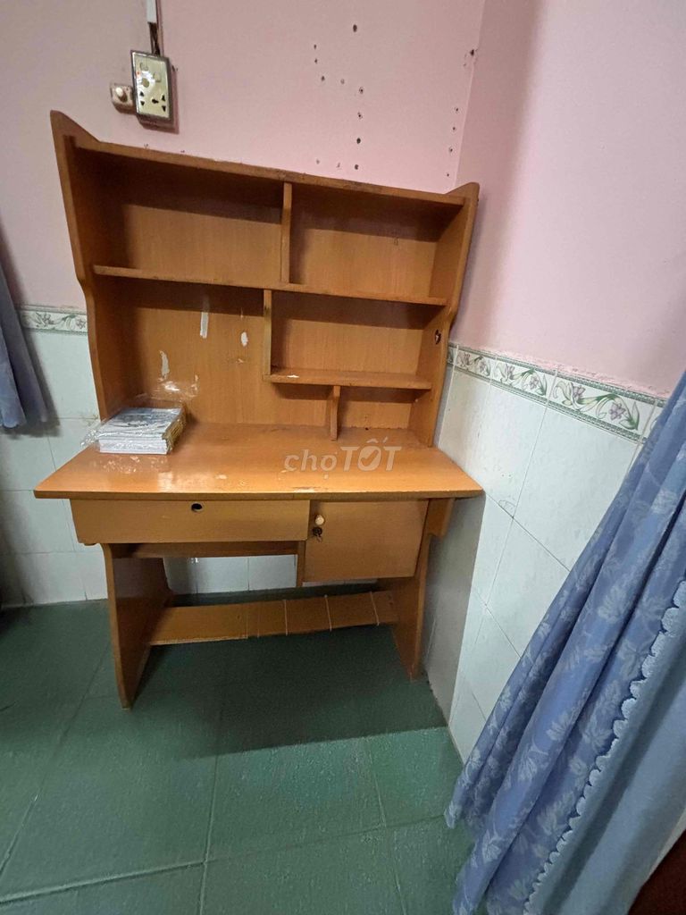 Bàn học gỗ màu nâu. Mua bán Bàn ghế tại Huyện Trảng Bom Đồng Nai được đăng bởi Tinh Nguyen hình 1