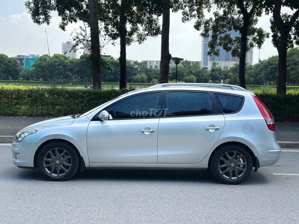 Серебряное кожаное сиденье Hyundai i30 1.6CW 2011