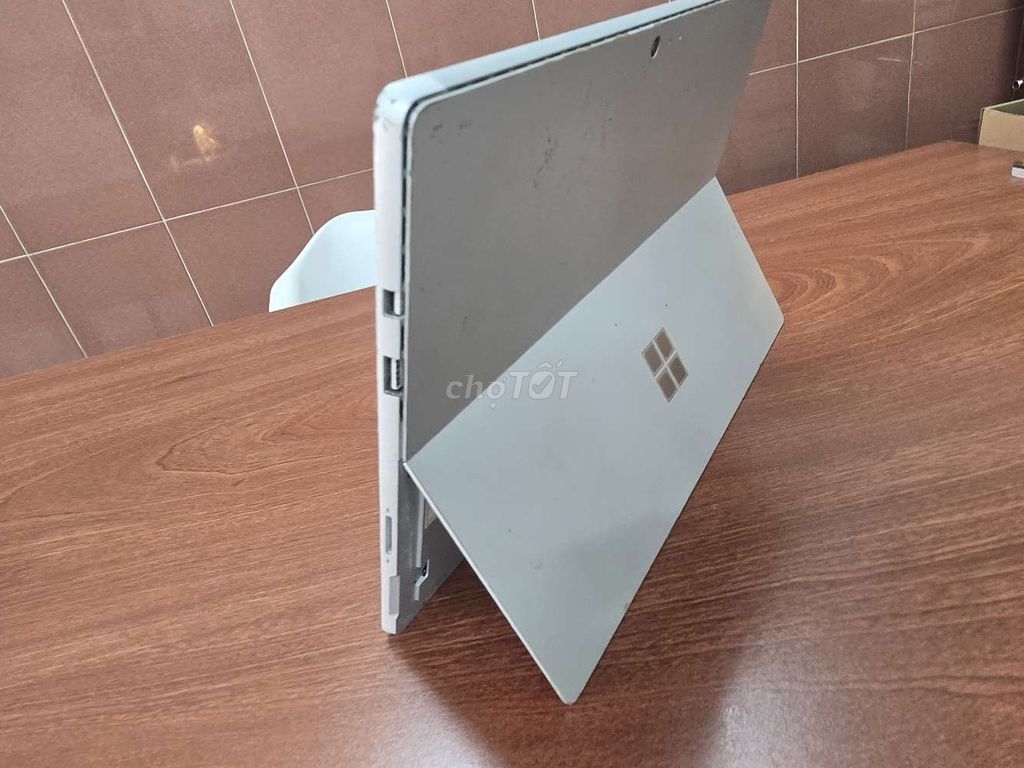 Máy tính bảng Microsoft Surface Xám. Mua bán Máy tính bảng tại Quận Tân Phú Tp Hồ Chí Minh được đăng bởi VŨ TRỤ MOBILE hình 1