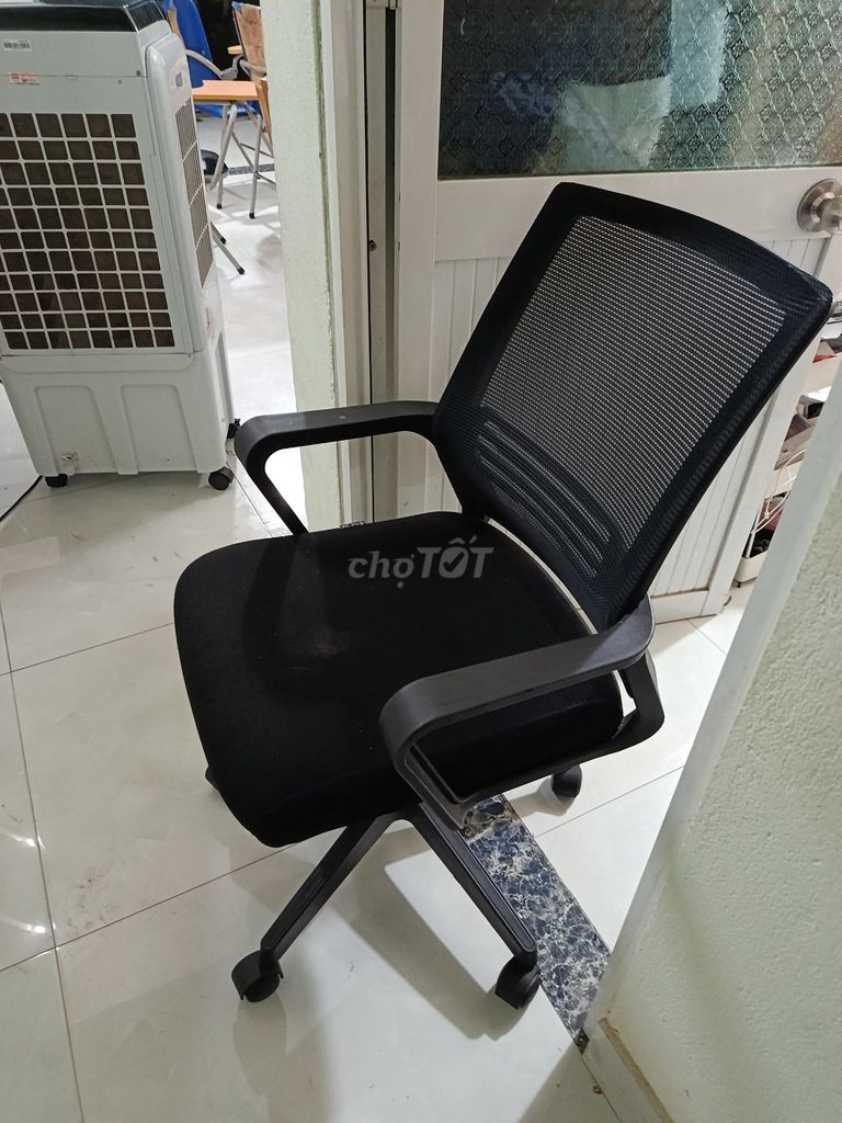 Ghế xoay Lưới Vải Đen Còn mới. Mua bán Bàn ghế tại Quận Cẩm Lệ Đà Nẵng được đăng bởi Nguyễn Tấn Thông hình 1