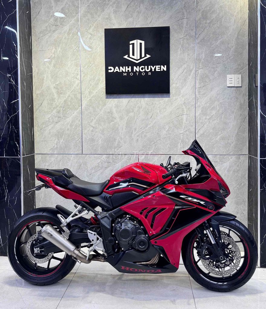 Хонда CBR650R 2023 красная черная 9000 км