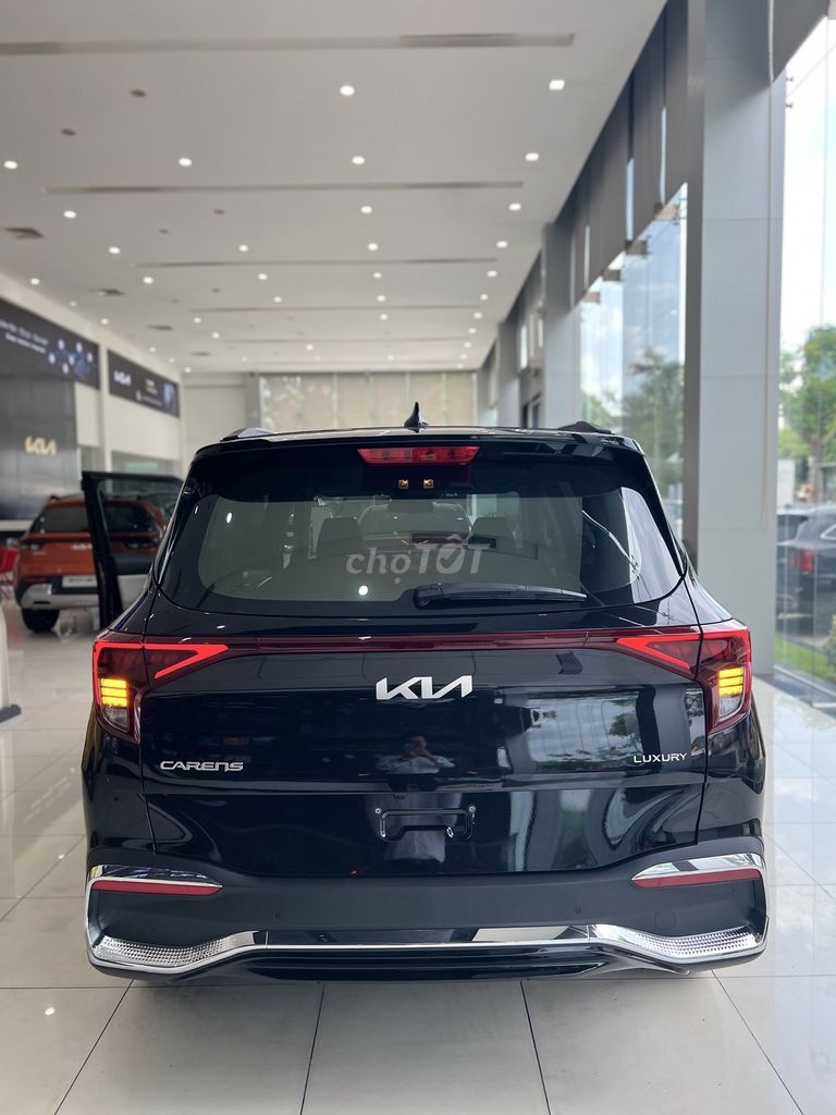 Роскошный вариатор KIA Carens объемом 1,5 л, 7-местный, черный