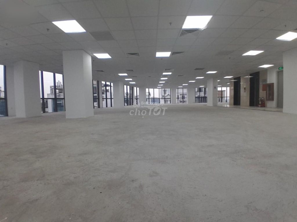 Văn phòng cho thuê khu sân bay Bạch Đằng, sàn lót thảm toà nhà 15 tầng