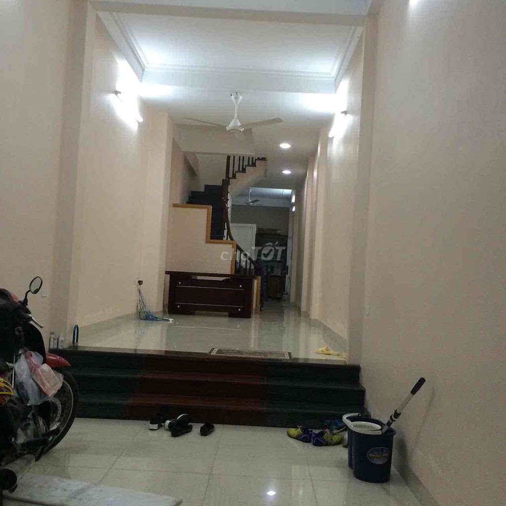 Cho thuê nhà diện tích 60m2, 5 tầng,  an ninh tốt. Ô tô đỗ cửa.