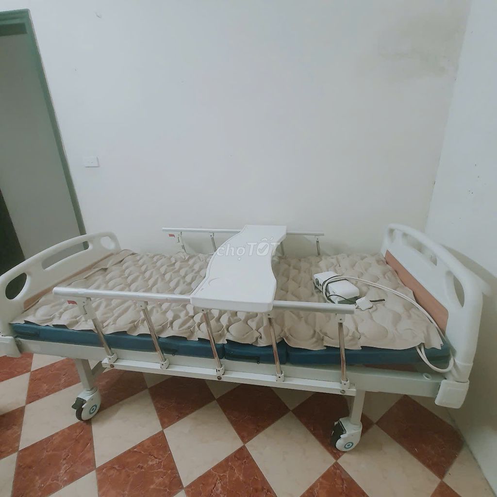 Giường bệnh nhân 2 tay quay mới 90%. Mua bán Giường, chăn ga gối nệm tại Quận Tây Hồ Hà Nội được đăng bởi Duc Cuong Nguyen hình 1