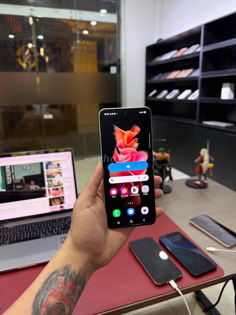 Samsung Zflip 3 Ssvn 2 sim 256GB Zin Nguyên Bản. Mua bán Điện thoại tại Quận Đống Đa Hà Nội được đăng bởi Hà Nội Mobile Bao Duyệt Nợ Xấu hình 1