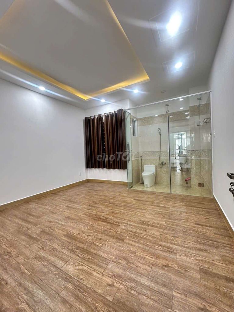 Nhà  lửng 2 lầu sân thượng 4pn 5wc xe hơi để trong nhà