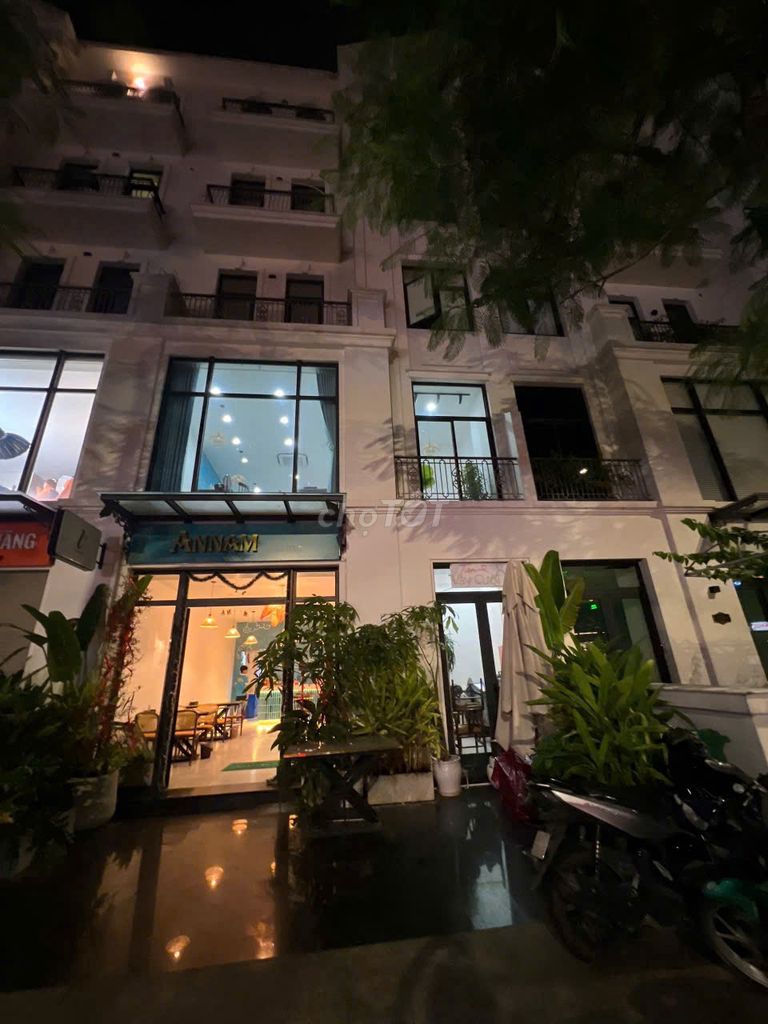 Shophouse 5 tầng Diện tích xây dựng 500 m2n hoàn thiện ( có thang máy