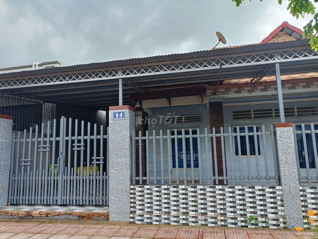 Nhà bán sổ hồng chính chủ, thổ cư toàn bộ diện tích đất