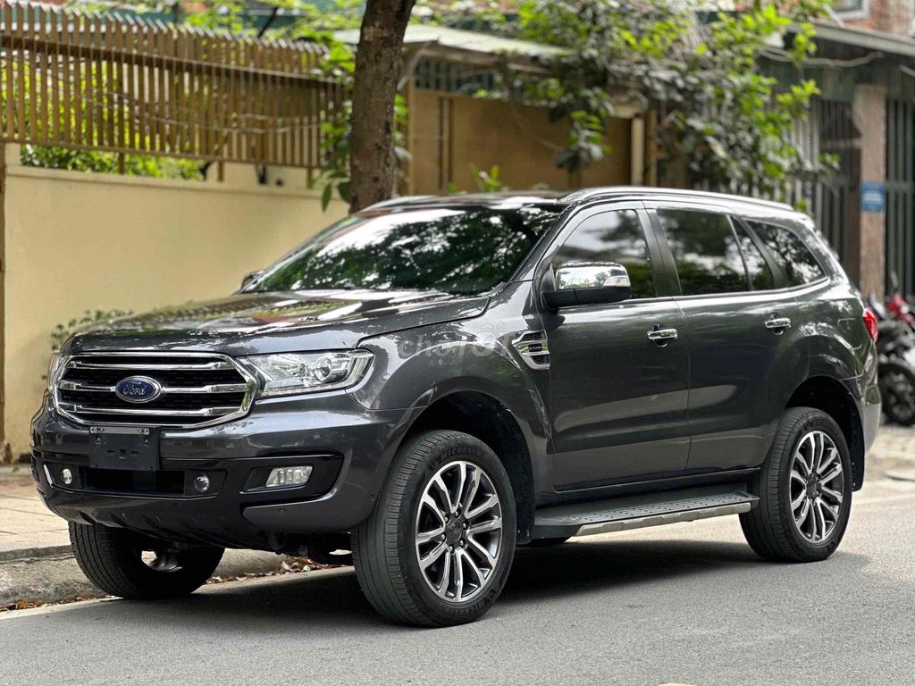 Ford Everest Titanium 4WD серый 7-местный автомат