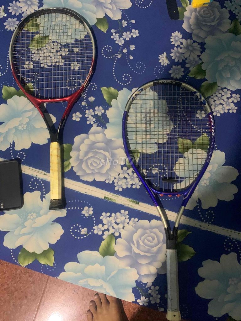 một cặp vợt tennis kh phải ng chuyên nên