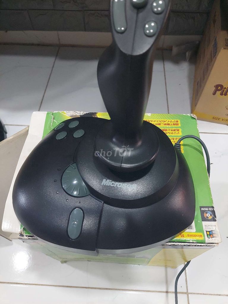 Tay chơi game và kính thực tế ảo