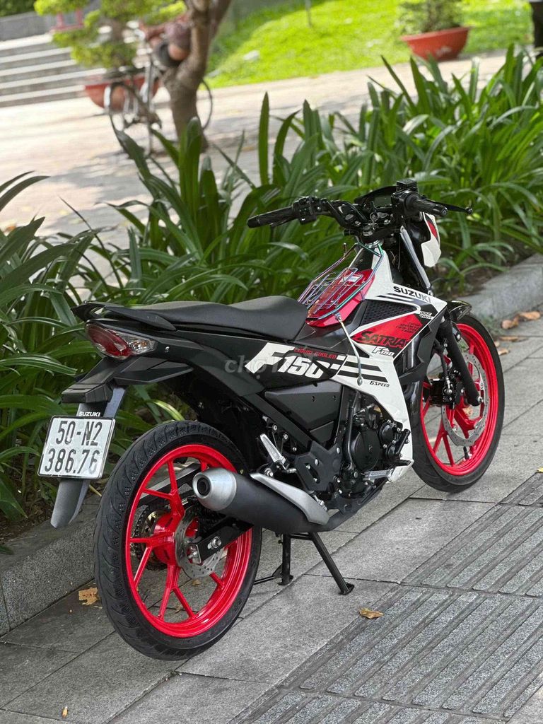 Satria 150 Fi 2023 бело-красно-черный 10 000 км номера Хошимина 9 владельцев