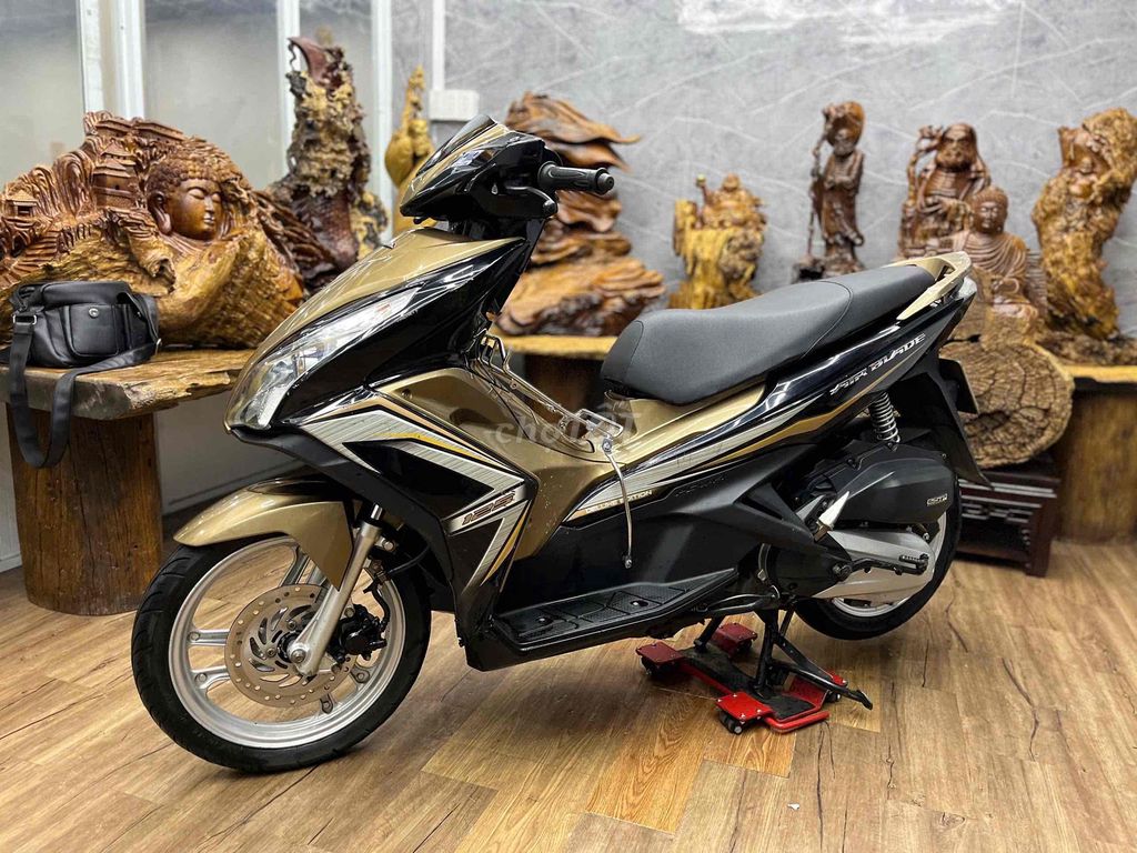 Honda Airblade 125Fi, чистый пластик, тихий двигатель