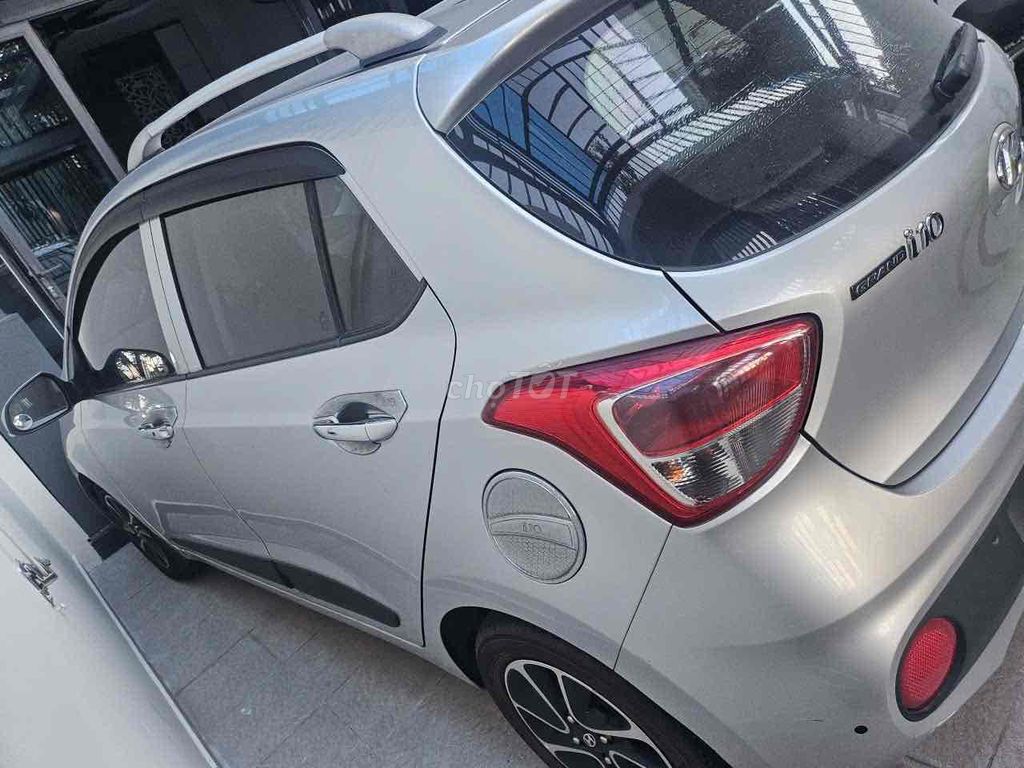Hyundai i10 2017 Автоматический серебристый