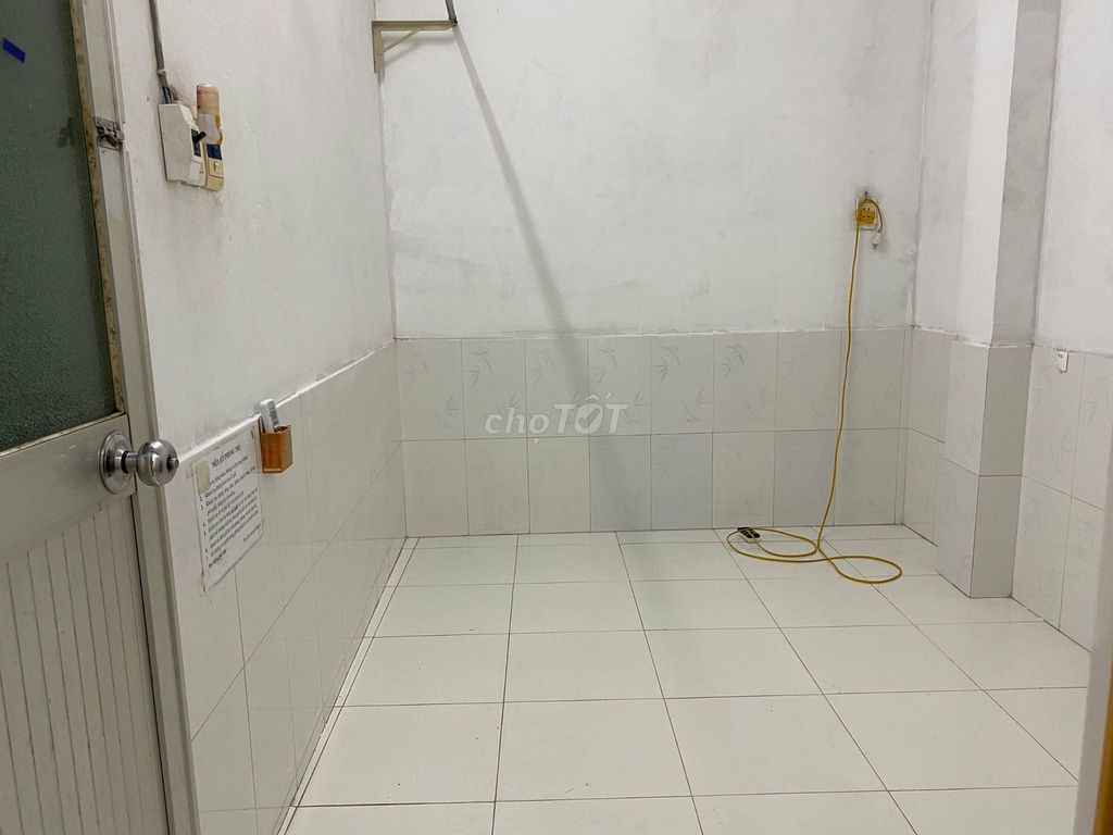 PHÒNG LẦU ĐÚC NGAY TRUNG TÂM QUẬN 3 CÁCH MẠNG THÁNG