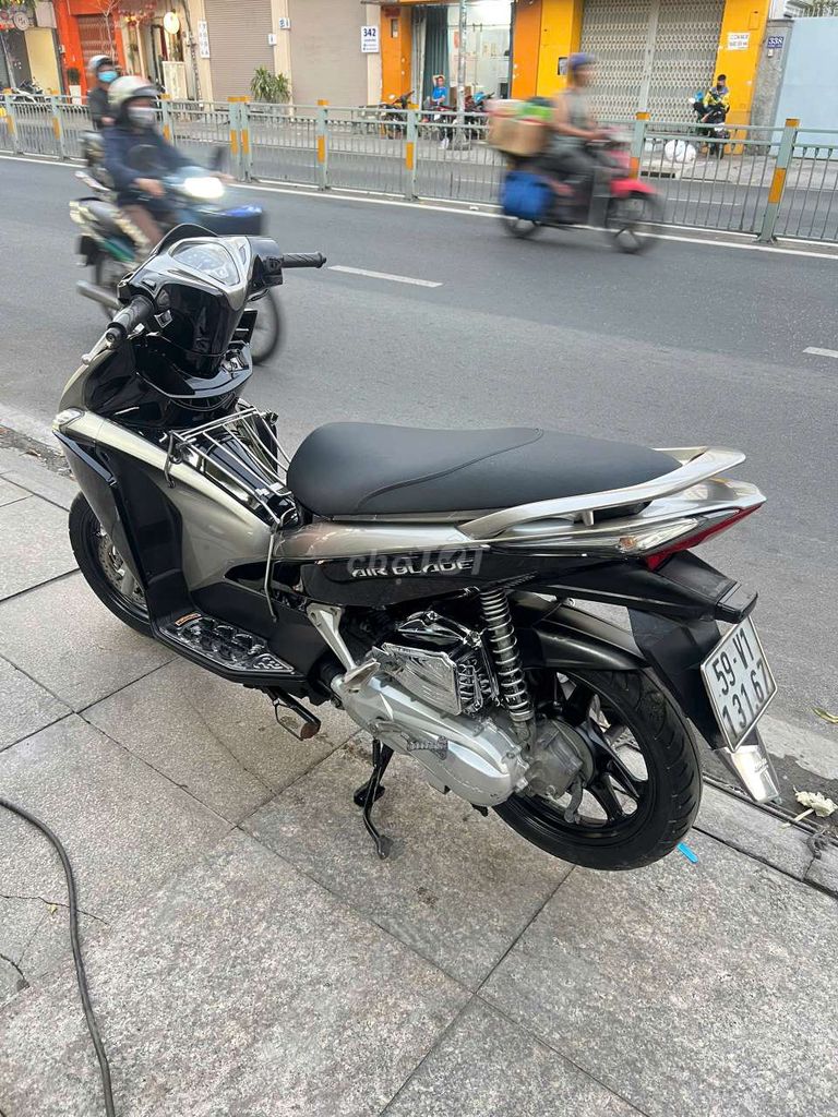 Honda air blade 2012 mới 90% biển số thành phố. Mua bán Xe máy tại Quận Tân Phú Tp Hồ Chí Minh được đăng bởi Tuanduy hình 3