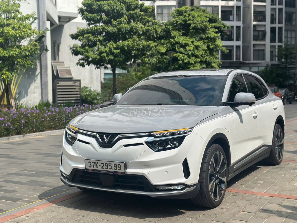 VinFast VF8 Plus 2024 белый 5 700 км