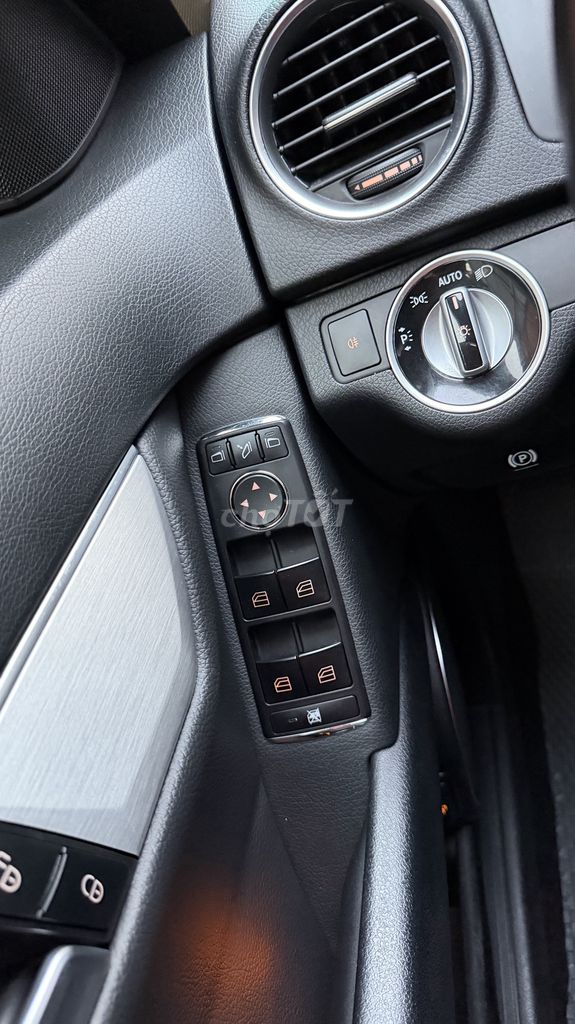 Mercedes-Benz C200 2011 Đỏ. Mua bán Ô tô tại Quận Tây Hồ Hà Nội được đăng bởi Nam hình 13