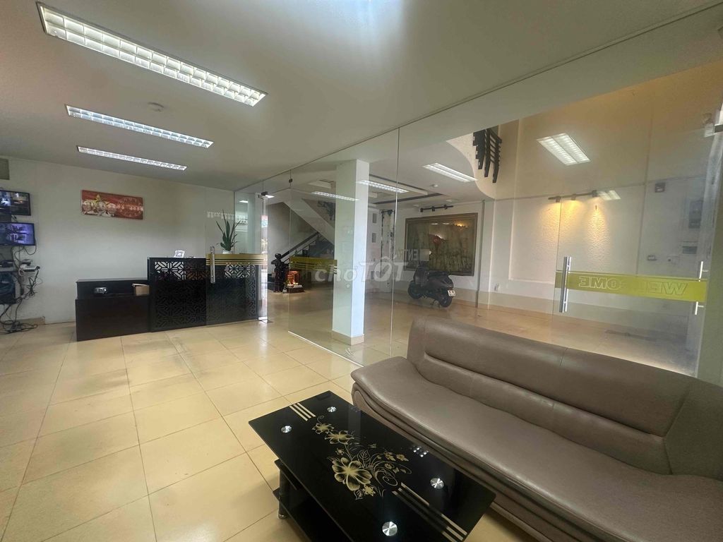 cho thuê mặt bằng đẹp có cửa kính văn phòng nội thất sofa làm việc