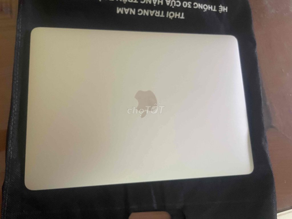 cần bán macbook ari 2018