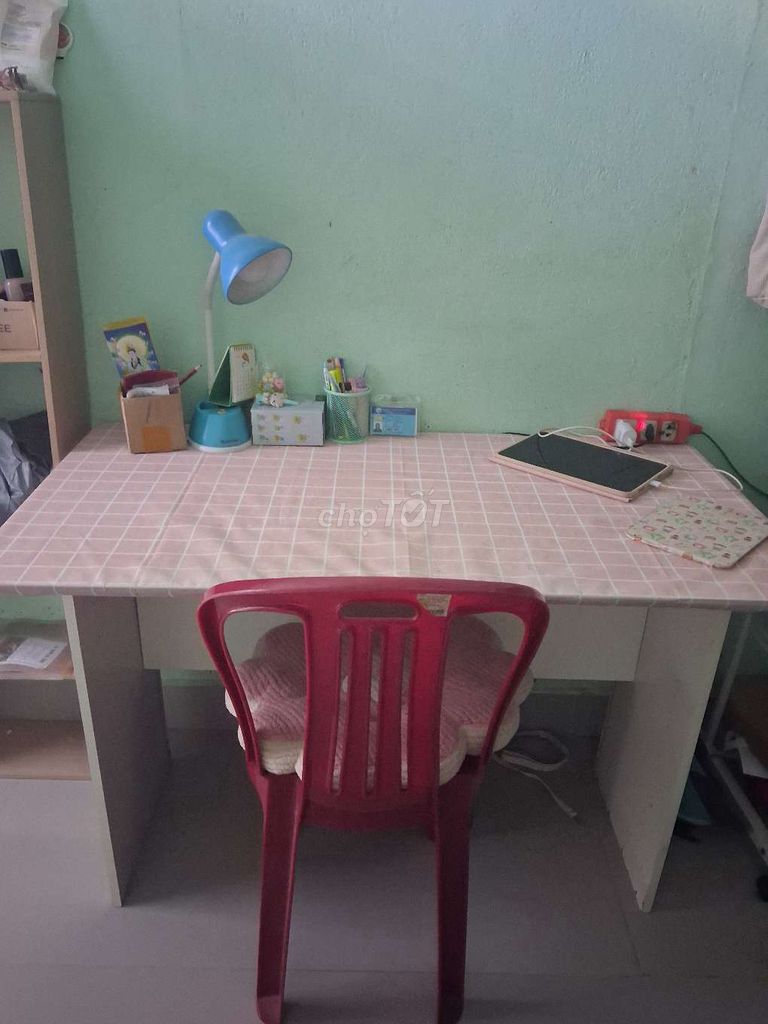Bàn học Gỗ Trắng Kệ Sách Gương. Mua bán Bàn ghế tại Quận Ngũ Hành Sơn Đà Nẵng được đăng bởi Hạ Phan hình 1